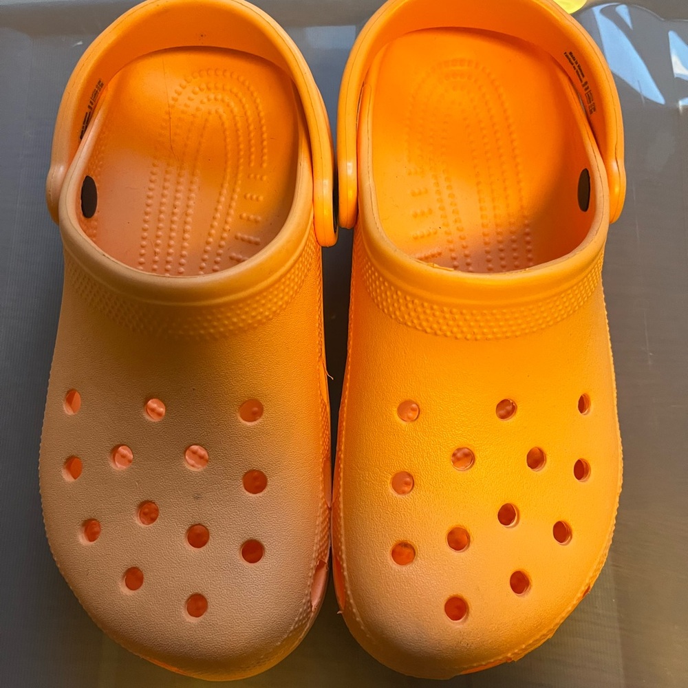 CROCS  Orange/Peach Men 6 women’s 8. - Picture 3 of 4